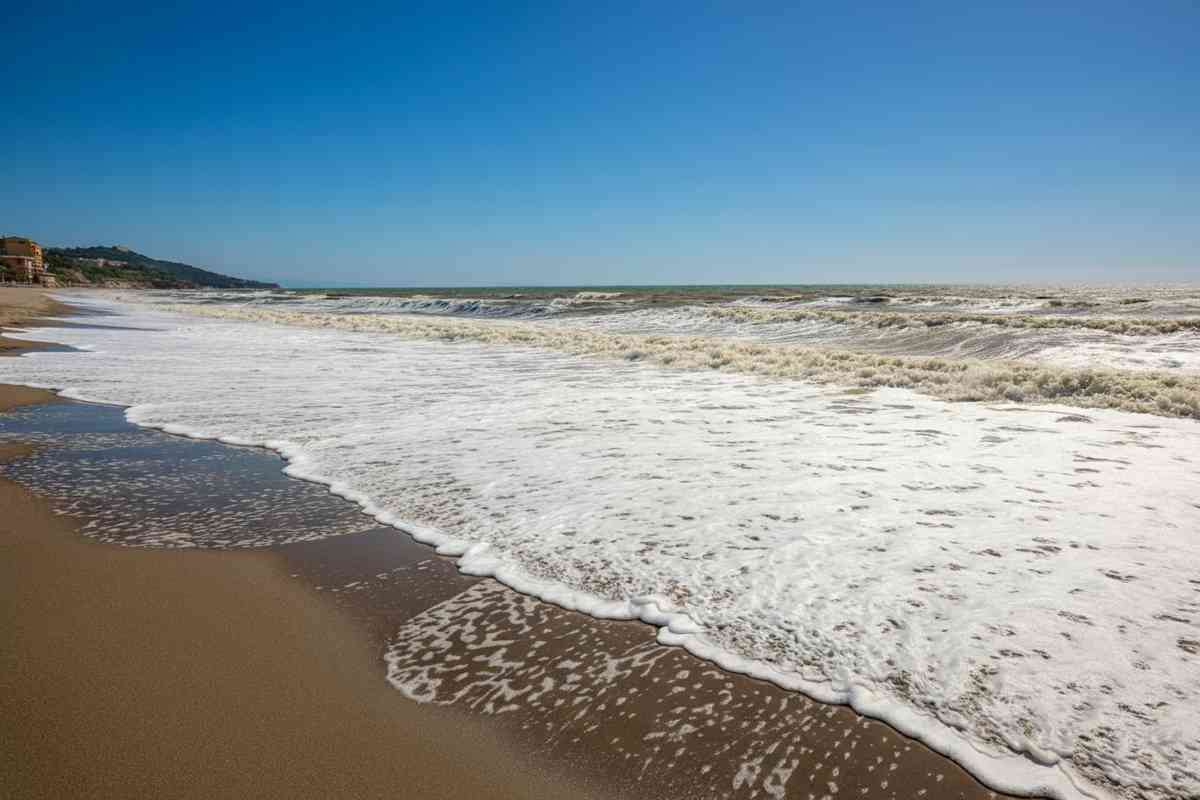 Schiuma misteriosa sulla spiaggia: indagini in corso e le rassicurazioni degli esperti